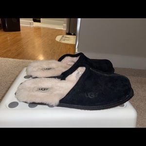 MEN UGG HOUSE SLIPPER.